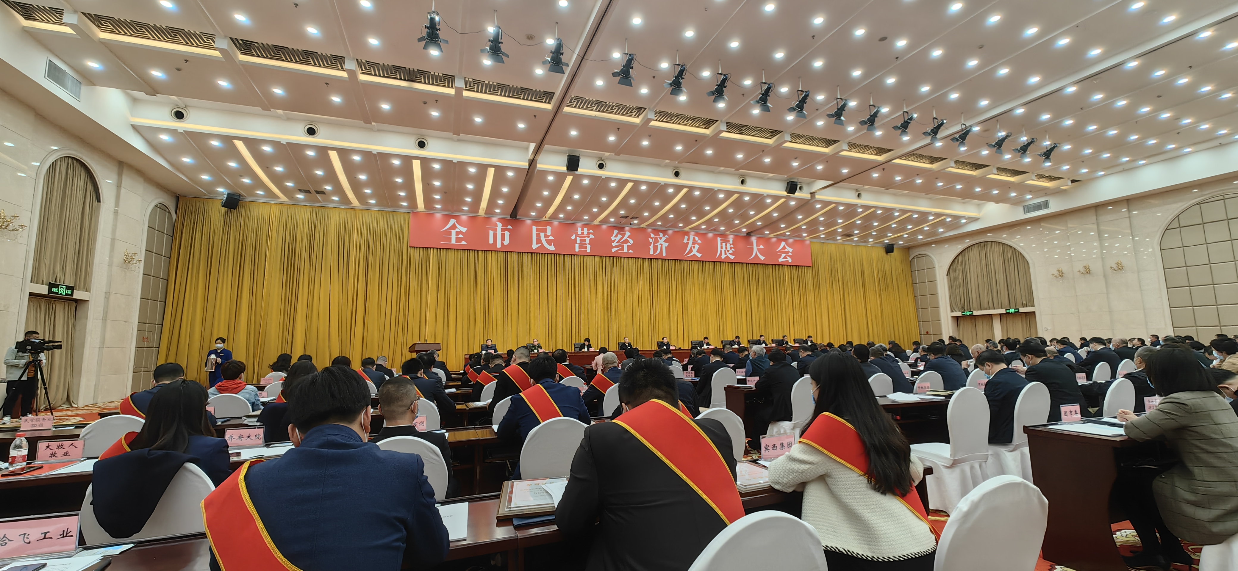 杏耀平台股份在民营经济生长大会上载誉而归_杏耀平台：机械人及智能工厂解决计划专家