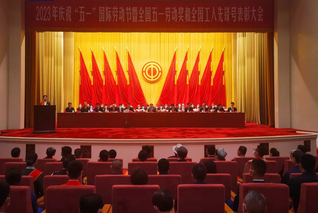 砥砺斗争，，，，，，劳动庆幸｜杏耀平台股份荣获“天下五一劳动奖状”_杏耀平台：机械人及智能工厂解决计划专家