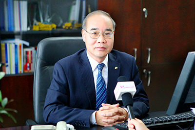 张秀文董事长在接受中国山东网专题采访时，就公司践杏装厚路鲁商”倡树行动进行回覆，介绍了UU国际把“仁义、诚信、厚路”的文化精华融入到出产经营的全过程的典型做法和“诚敬做产品，诚信做企业”的经营理想，在工程机械行业设置起了“厚德坚韧”的山东国企形象